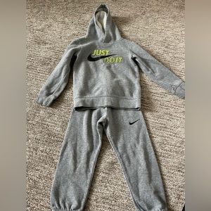 Nike Gray Toddler Sweat Outfit Size XS (3-4T)